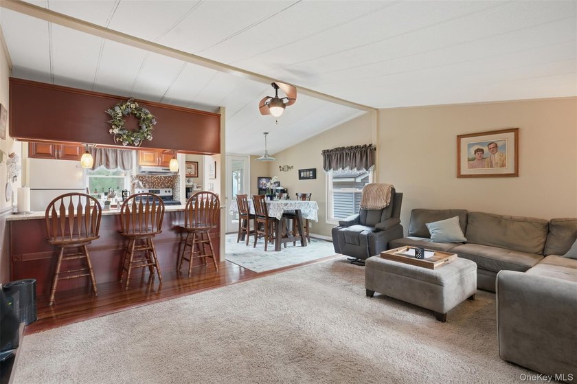Welcome to 4 Seneca Drive in Milton, New York, a spacious Hudson - photo 6