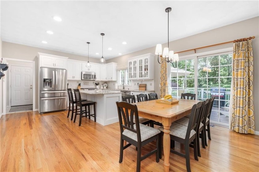 Beautifully maintained one owner home in Prides Crossing. This - photo 6