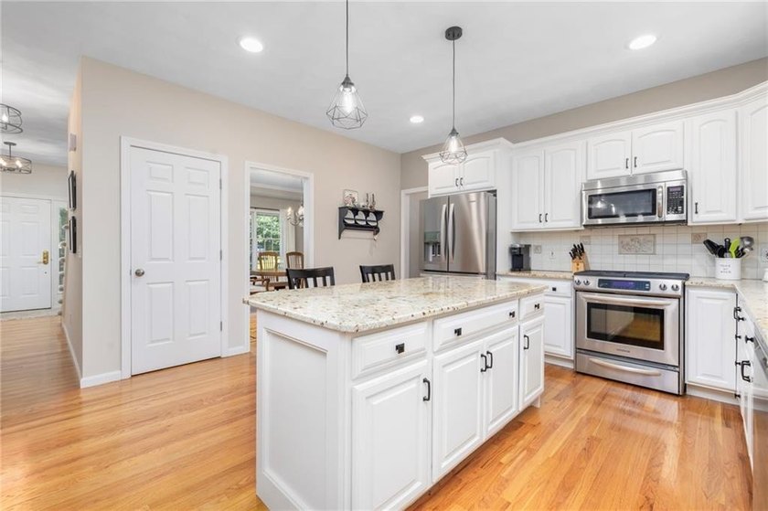 Beautifully maintained one owner home in Prides Crossing. This - photo 9