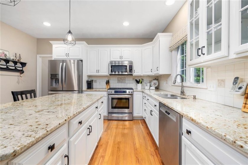 Beautifully maintained one owner home in Prides Crossing. This - photo 10