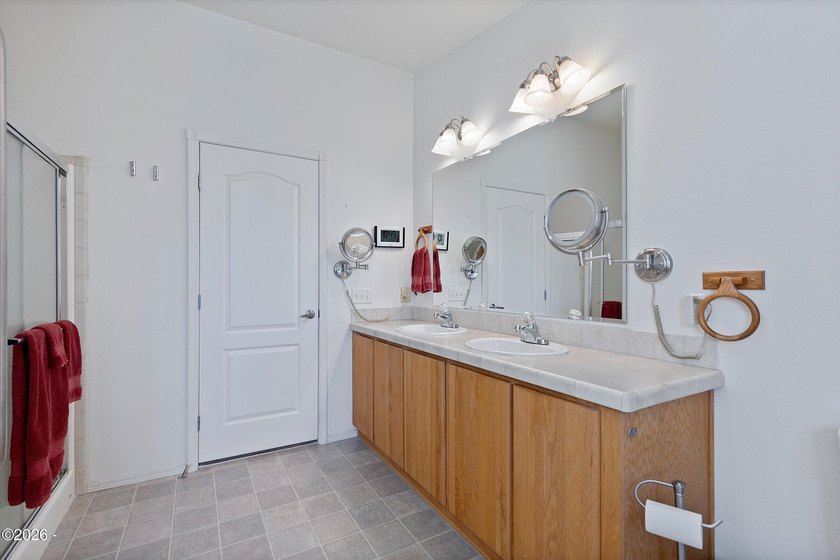 First time on the market! Spacious 2,560 sq ft manufactured home - photo 24