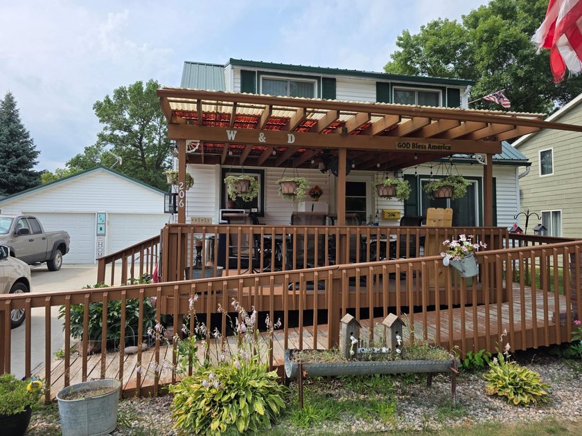 Welcome to a cozy home in a peaceful neighborhood offering all - photo 2