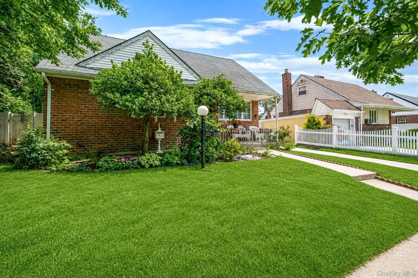 Welcome to this spacious and well-maintained home in the - photo 3