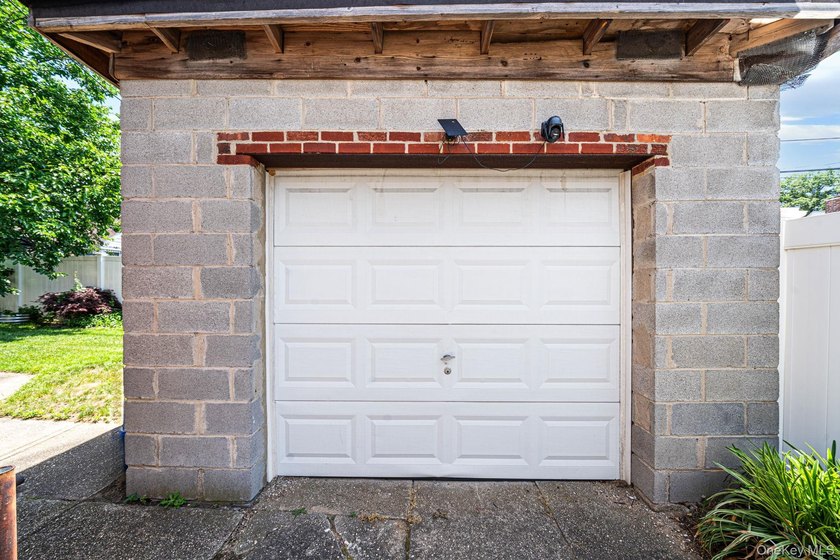 Welcome to this spacious and well-maintained home in the - photo 4
