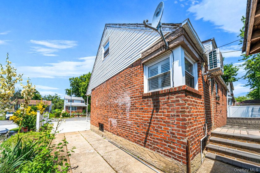 Welcome to this spacious and well-maintained home in the - photo 5