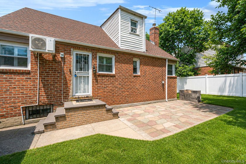 Welcome to this spacious and well-maintained home in the - photo 6