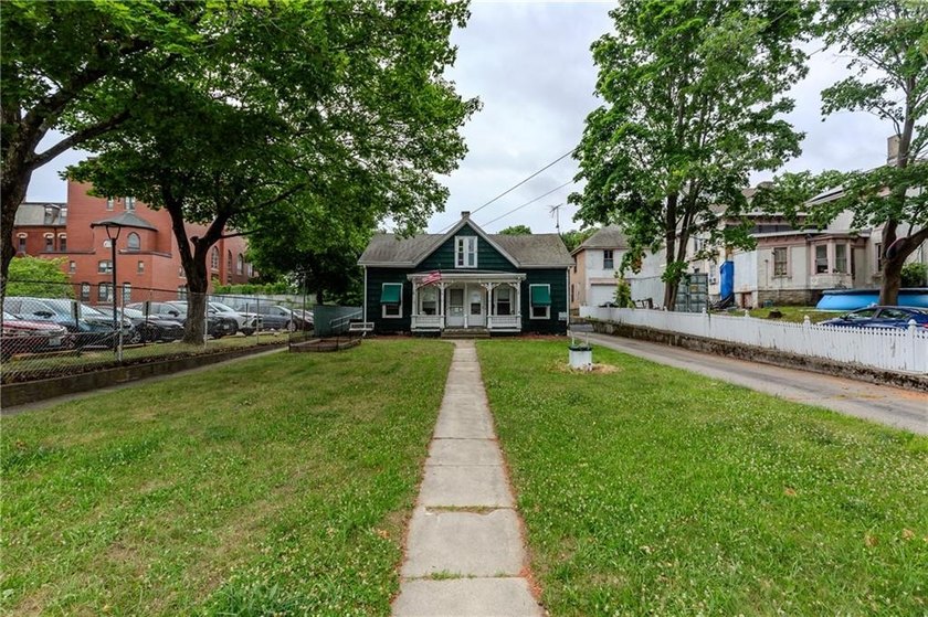 Opportunity knocks with this 2 bed *side by each* townhouse - photo 2