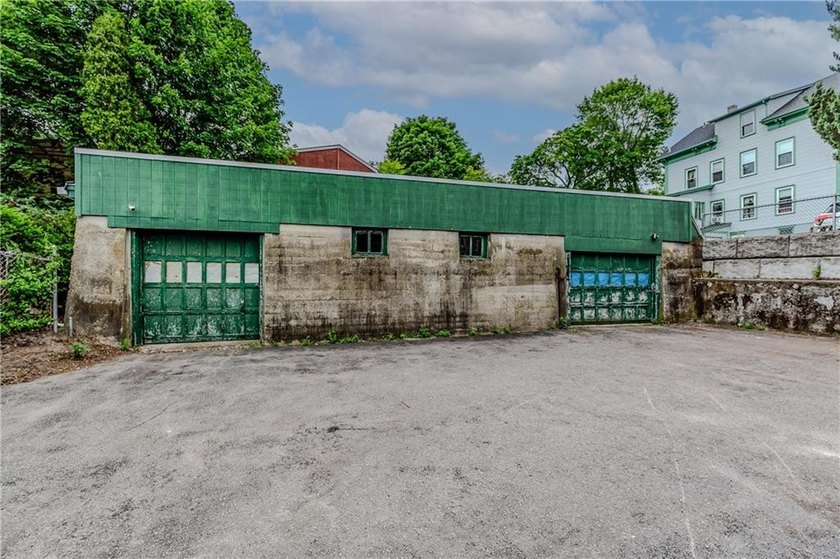 Opportunity knocks with this 2 bed *side by each* townhouse - photo 3