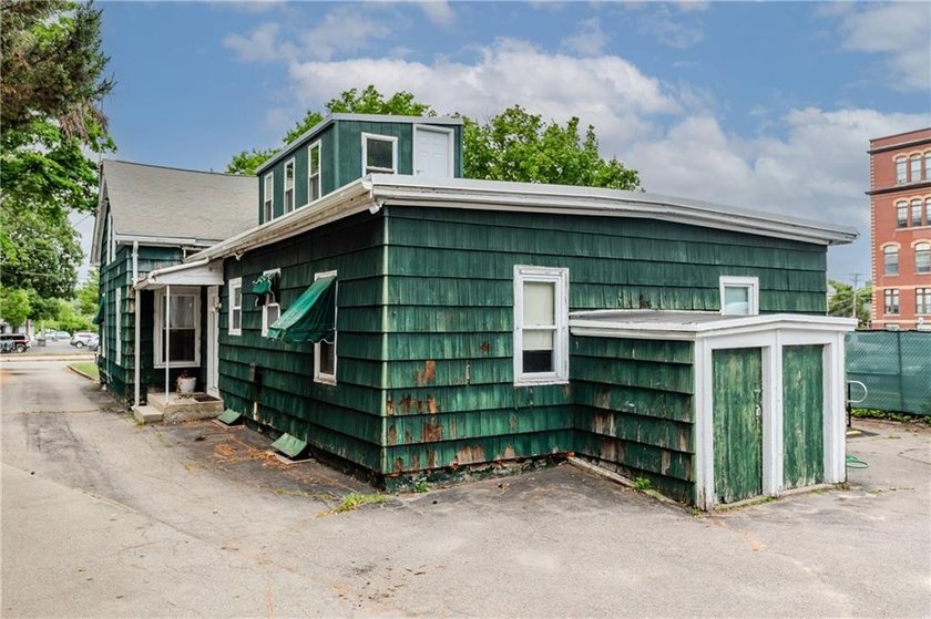 Opportunity knocks with this 2 bed *side by each* townhouse - photo 6