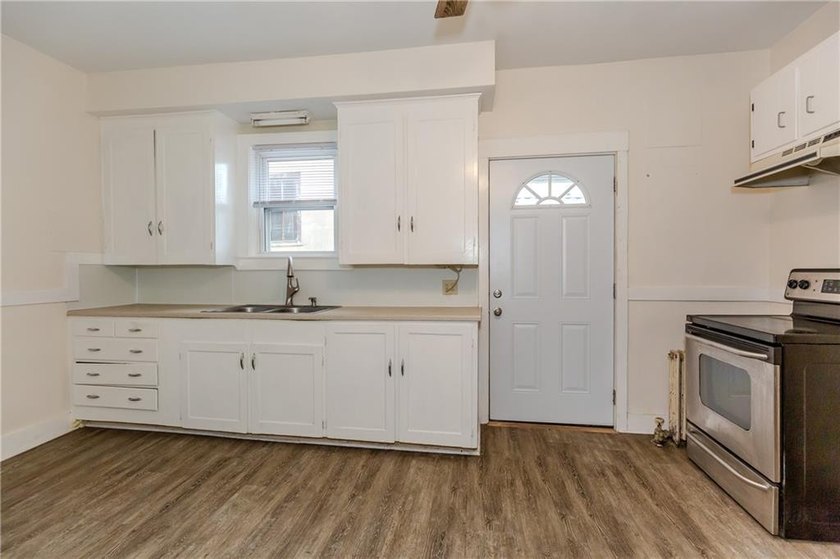 Opportunity knocks with this 2 bed *side by each* townhouse - photo 10