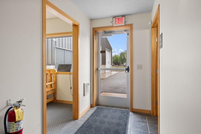 Welcome to this exceptional commercial property centrally - photo 11