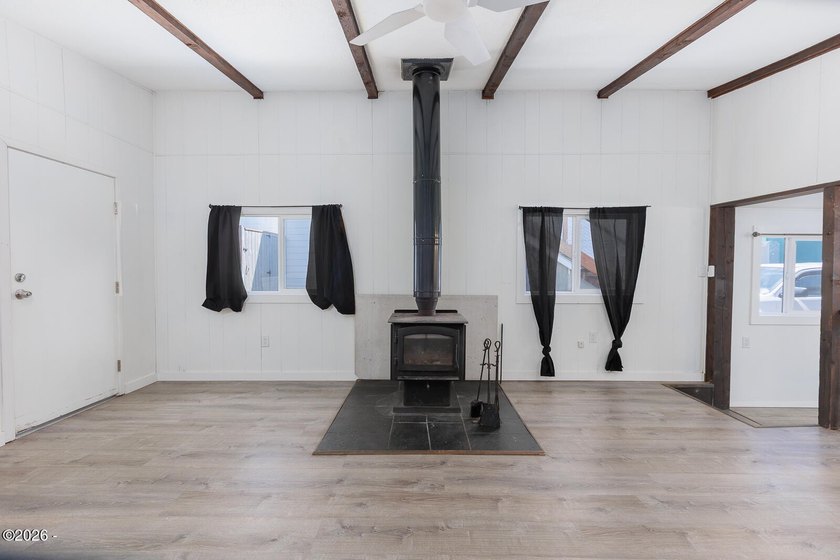 Cute 1 bedroom, 1 bathroom gem ready to be yours! Easy entry - photo 12