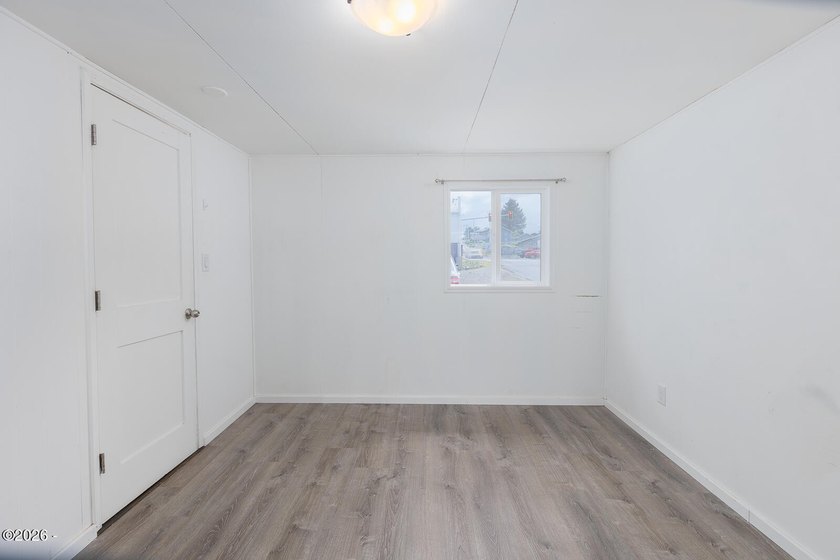 Cute 1 bedroom, 1 bathroom gem ready to be yours! Easy entry - photo 16