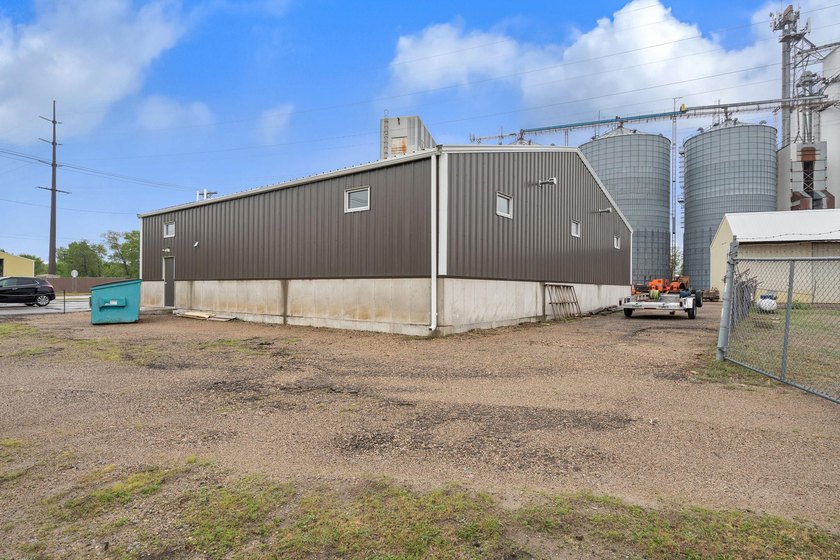 Welcome to this exceptional commercial property centrally - photo 16