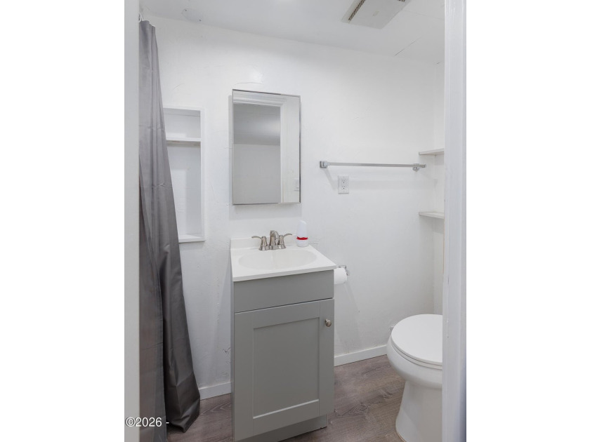 Cute 1 bedroom, 1 bathroom gem ready to be yours! Easy entry - photo 17