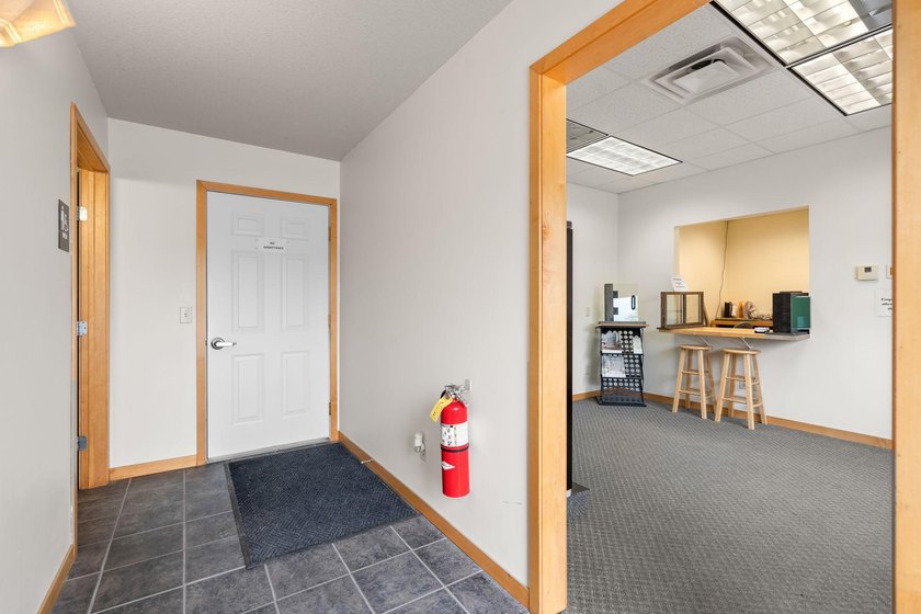 Welcome to this exceptional commercial property centrally - photo 18