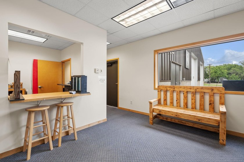 Welcome to this exceptional commercial property centrally - photo 19