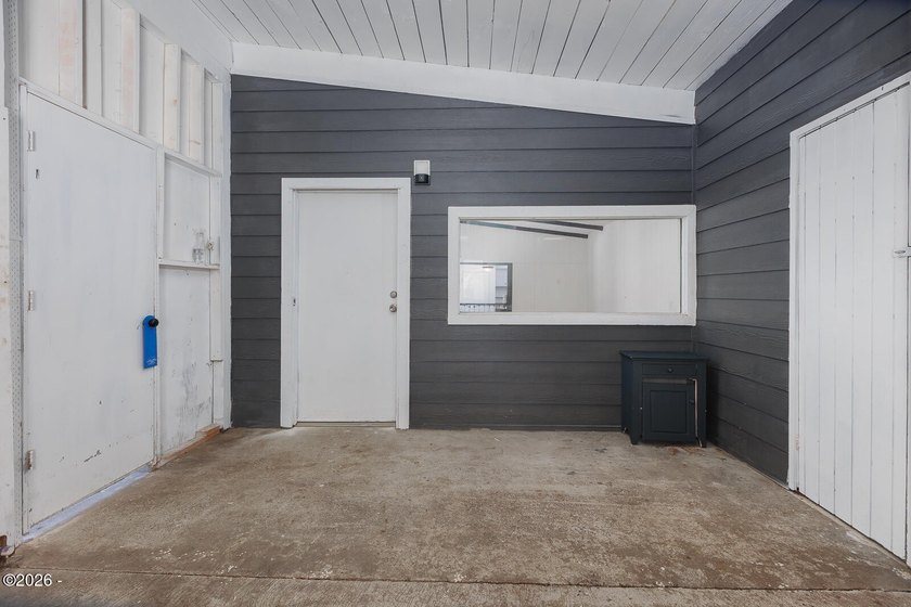 Cute 1 bedroom, 1 bathroom gem ready to be yours! Easy entry - photo 21