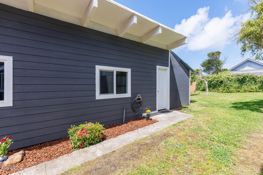 Cute 1 bedroom, 1 bathroom gem ready to be yours! Easy entry - photo 22