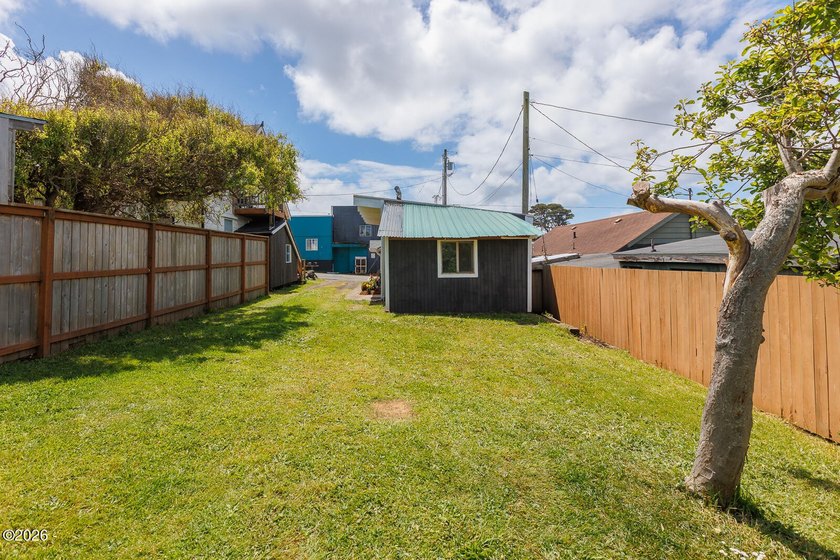 Cute 1 bedroom, 1 bathroom gem ready to be yours! Easy entry - photo 25