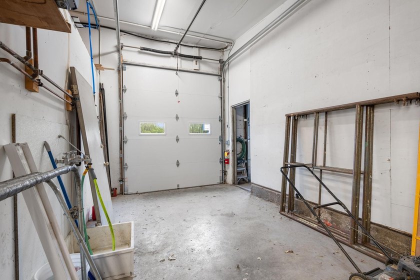 Welcome to this exceptional commercial property centrally - photo 29