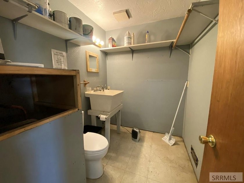 Super Business Opportunity! Great commercial location just off - photo 22