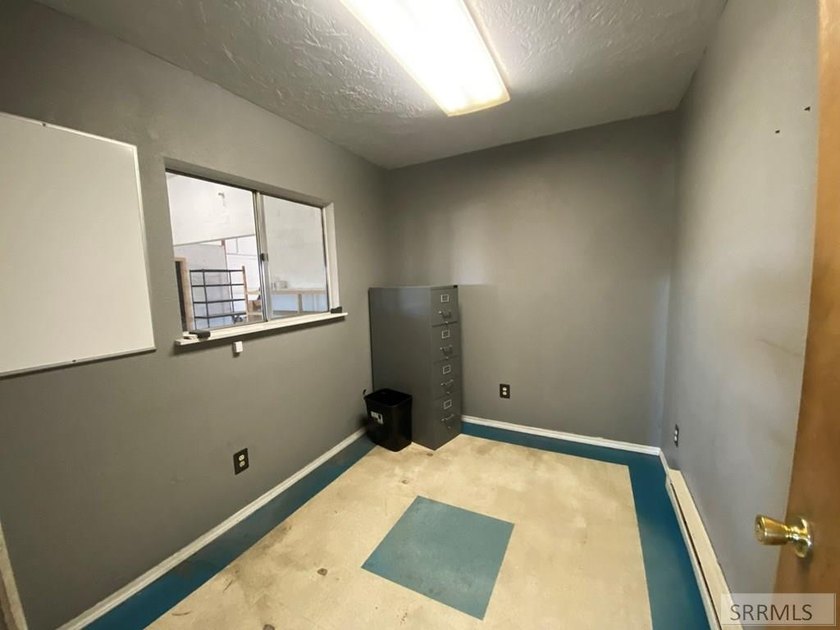 Super Business Opportunity! Great commercial location just off - photo 24