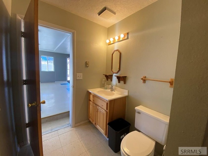 Super Business Opportunity! Great commercial location just off - photo 33