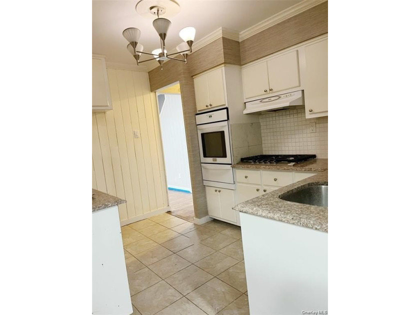 Sun-Drenched Expanded Brick Ranch in Kings Point Village! - photo 4