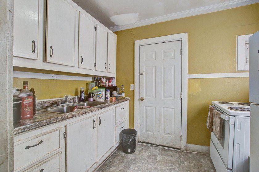 Investor Alert!! Income-generating multi unit property features - photo 8