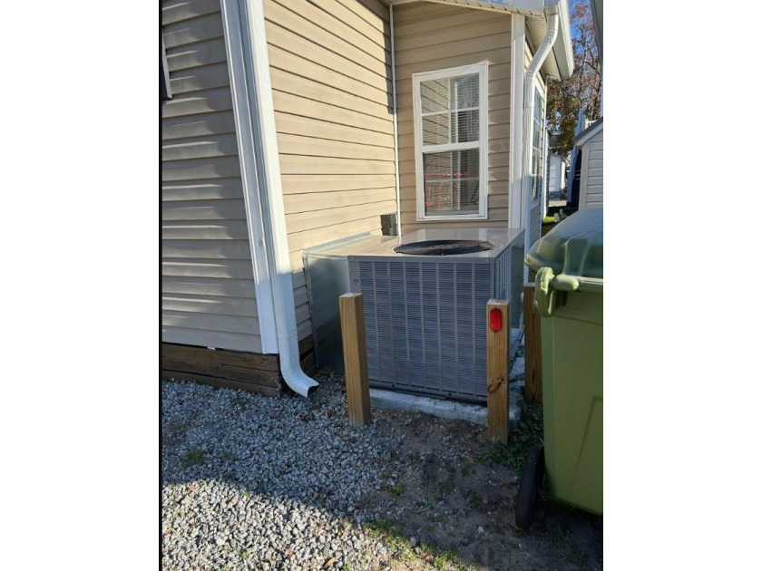 Bright &amp; cheery 2BR/1BA beach cottage, 2024 ROOF &amp; HVAC. Located - photo 4