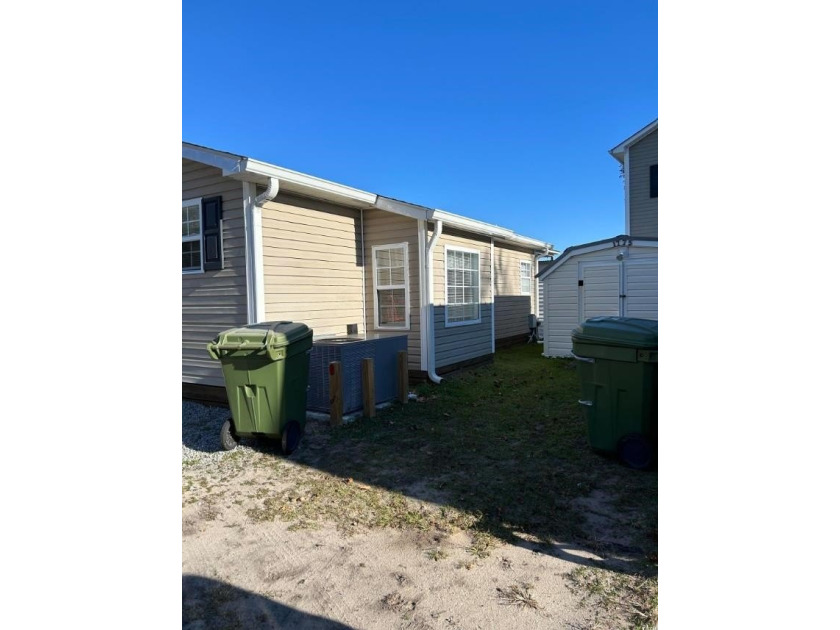 Bright &amp; cheery 2BR/1BA beach cottage, 2024 ROOF &amp; HVAC. Located - photo 5