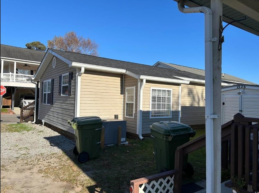 Bright &amp; cheery 2BR/1BA beach cottage, 2024 ROOF &amp; HVAC. Located - photo 6