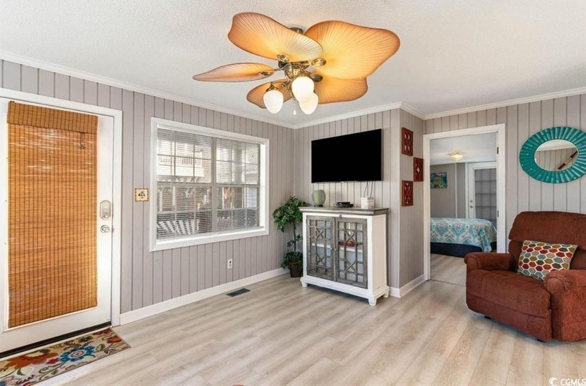 Bright &amp; cheery 2BR/1BA beach cottage, 2024 ROOF &amp; HVAC. Located - photo 7