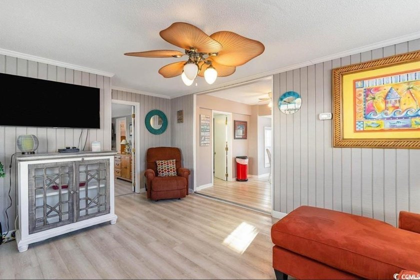 Bright &amp; cheery 2BR/1BA beach cottage, 2024 ROOF &amp; HVAC. Located - photo 8