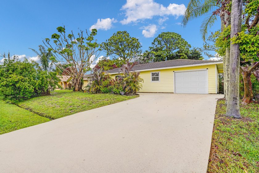 Pool home in Port St. Lucie, set just off Bayshore with easy - photo 3