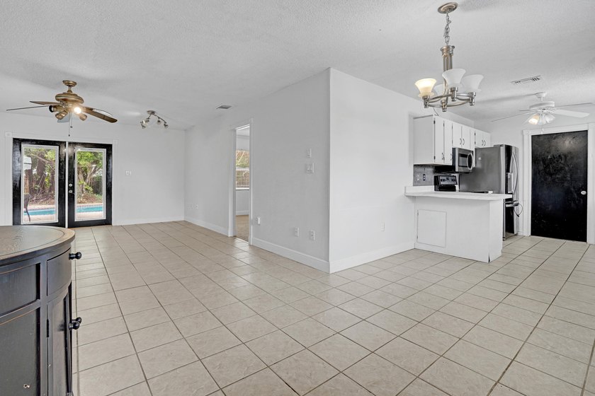 Pool home in Port St. Lucie, set just off Bayshore with easy - photo 4