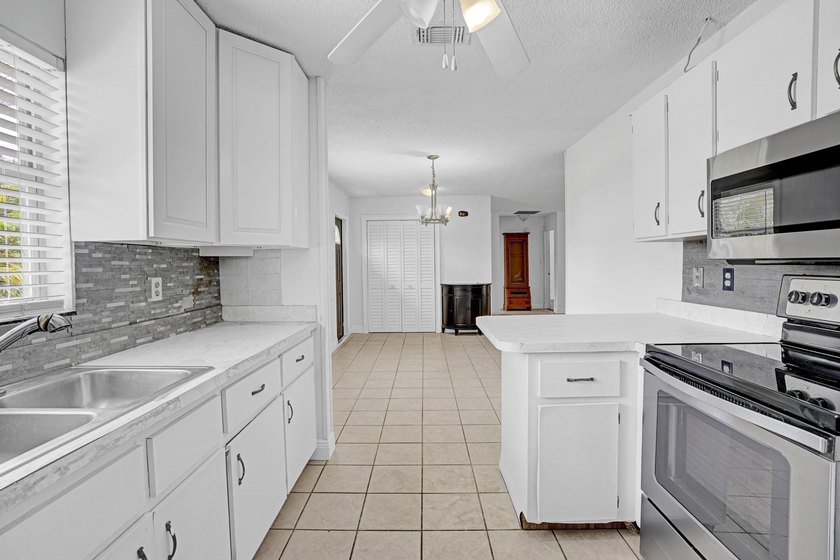 Pool home in Port St. Lucie, set just off Bayshore with easy - photo 6