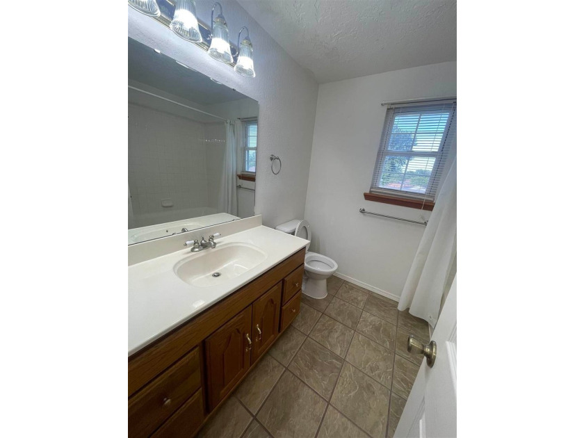 Beautiful &amp; Spacious 5 bedroom, 4 bathrooms, 4 living areas - photo 25