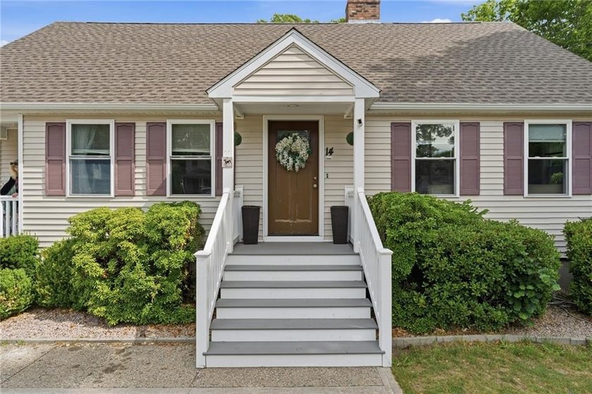 BEAUTIFUL REMODLED CUSTOME CAPE STYLE HOME ON OVER A HALF ACRE - photo 2