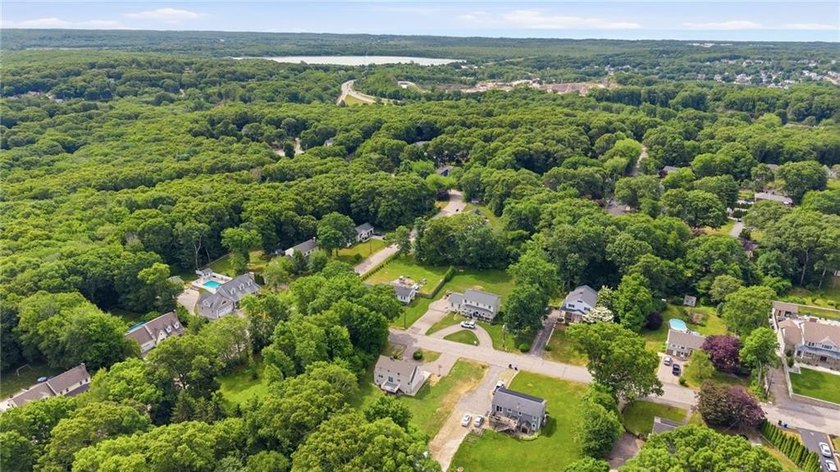 BEAUTIFUL REMODLED CUSTOME CAPE STYLE HOME ON OVER A HALF ACRE - photo 9