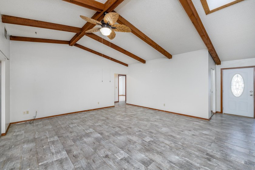 Beautiful three-bedroom, two bath home located in a charming - photo 3