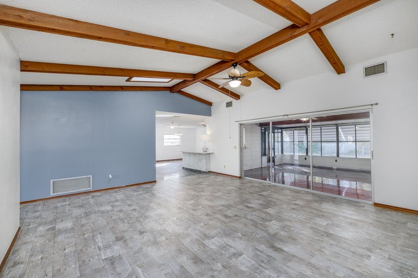 Beautiful three-bedroom, two bath home located in a charming - photo 4