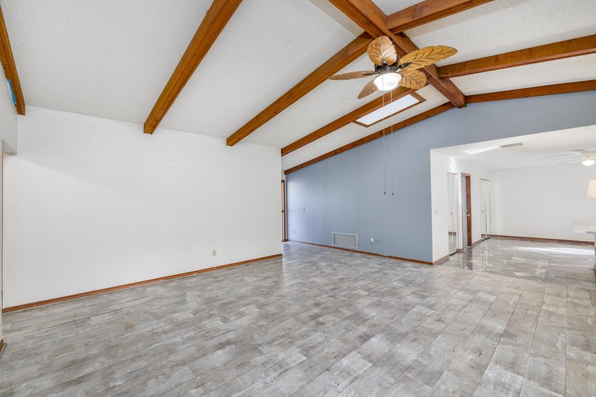 Beautiful three-bedroom, two bath home located in a charming - photo 5