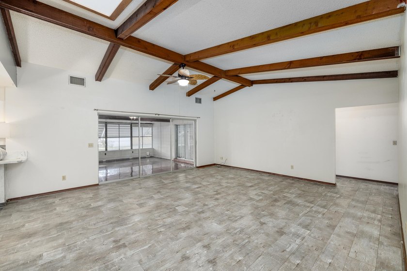 Beautiful three-bedroom, two bath home located in a charming - photo 6