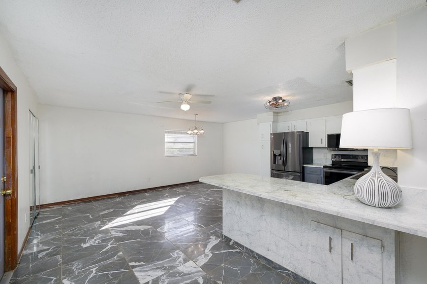 Beautiful three-bedroom, two bath home located in a charming - photo 7