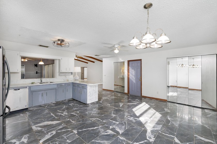 Beautiful three-bedroom, two bath home located in a charming - photo 9