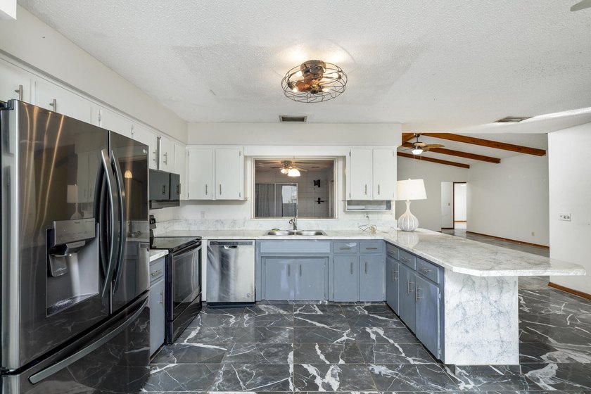 Beautiful three-bedroom, two bath home located in a charming - photo 10