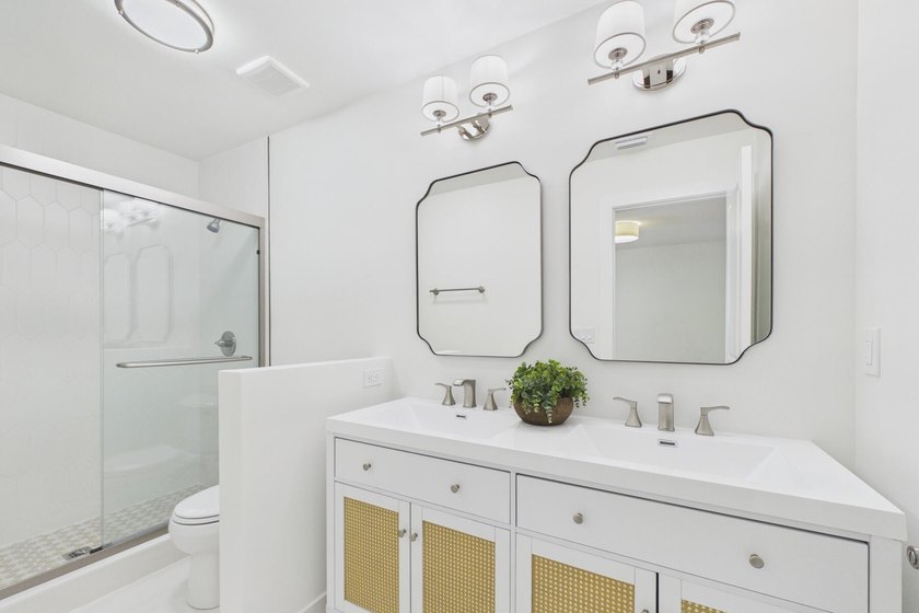 Nestled in the heart of Jupiter, this turnkey CBS townhouse has - photo 15