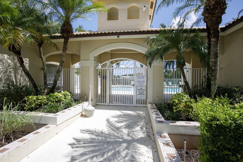 Nestled in the heart of Jupiter, this turnkey CBS townhouse has - photo 25